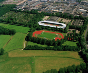 842922 Luchtfoto van de Atletiekbaan Overvecht (Mississippidreef 155) met daarachter de kunstijsbaan De Vechtsebanen ...